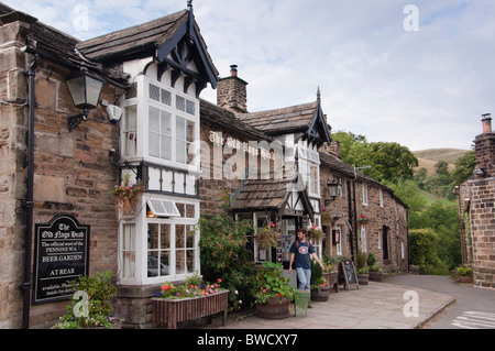 UK, Derbyshire, Edale, The Old Nag’s Head pub, official starting point of the Pennine Way long distance path. Stock Photo