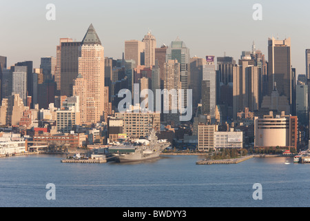 The midtown Manhattan skyline behind the Intrepid Sea, Air and Space Museum on the Hudson River in New York City. Stock Photo