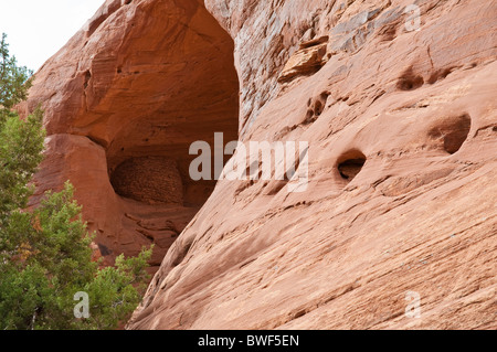 About 1500 year old ruins of the Native American Indians in the HONEYMOON Arch, Mystery Valley, Arizona, USA Stock Photo