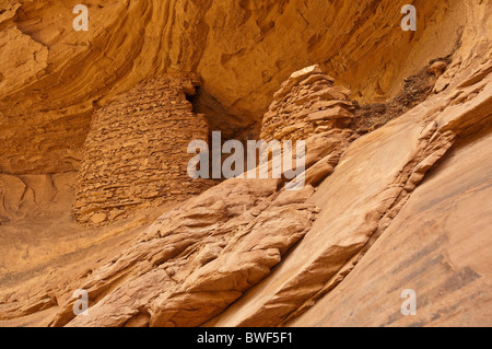 About 1500 year old ruins of the Native American Indians in the HONEYMOON Arch, Mystery Valley, Arizona, USA Stock Photo