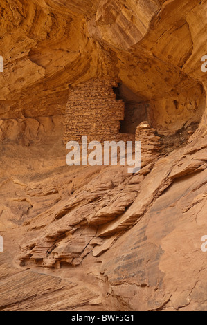 About 1500 year old ruins of the Native American Indians in the HONEYMOON Arch, Mystery Valley, Arizona, USA Stock Photo