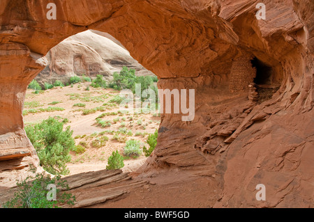 About 1500 year old ruins of the Native American Indians in the HONEYMOON Arch, Mystery Valley, Arizona, USA Stock Photo