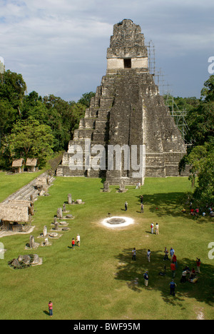 Great Plaza and Temple I or Temple of the Great Jaguar, Tikal, El Peten, Guatemala. Tikal is a UNESCO World Heritage Site. Stock Photo