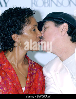 Nov. 6, 2001 - K43751AR.CARLOS SANTANA AND WIFE DEBORAH AT BARNES