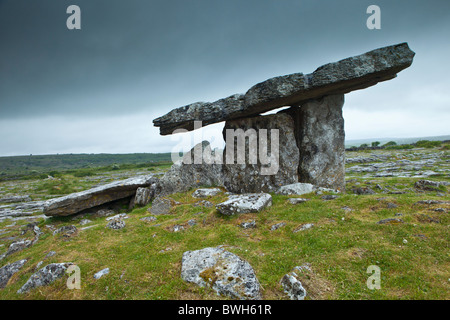 Poulnabrone Portal Dolmen megalythic burial tomb, 3800BC, in The Burren glaciated karst landscape, County Clare, Ireland Stock Photo