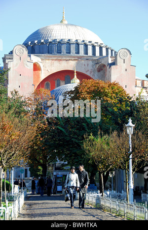 ISTANBUL, TURKEY. A couple walking in Sultanahmet Square, with Haghia Sophia behind. 2010. Stock Photo