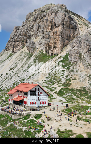 The mountain refuge Dreizinnenhütte / Rifugio Antonio Locatelli near the Drei Zinnen / Tre Cime di Lavaredo, Dolomites, Italy Stock Photo