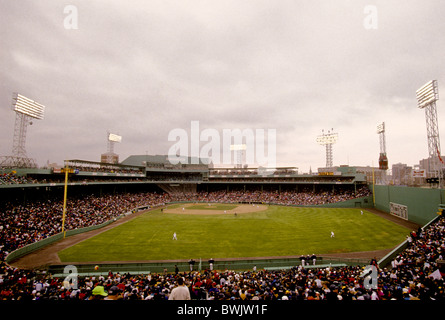 Green monster left field wall hi-res stock photography and images - Alamy