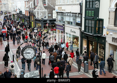 shoppers Grafton Street, Dublin, Ireland Stock Photo