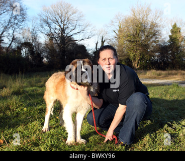 Edward, unwanted St Bernard dog, with kennelmaid Denise, ISPCA, Ireland Stock Photo