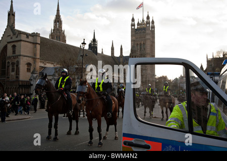 mounted police outside the houses of parliament Stock Photo - Alamy