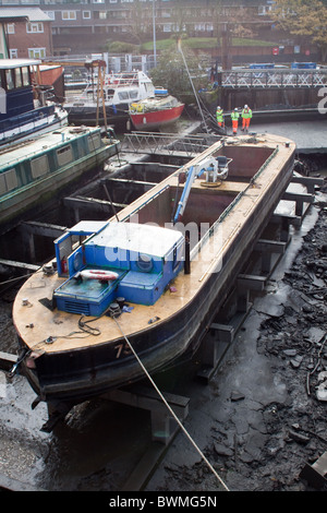 Barge in dry dock on the Grand Union Canal, Brentford Stock Photo