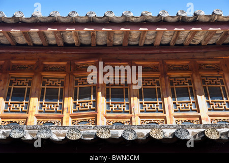 Carved wooden windows on a building in Dayan old town, Lijiang, Yunnan Province, China Stock Photo