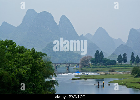Karst peaks and the Li River, Yulong, Guangxi, China Stock Photo