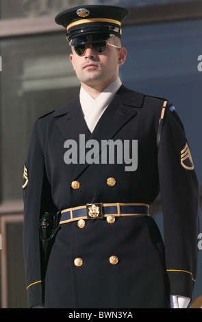 Army Staff sergeant at the Tomb of the Unknowns (Tomb of the Unknown Soldier) in Arlington National Cemetery Stock Photo
