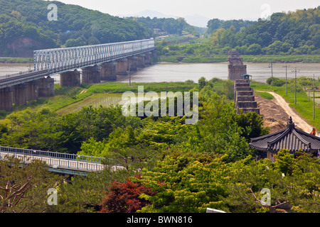 Old and new Freedom railway bridges over Imjin River between North and South Korea, DMZ Demilitarized Zone, South Korea. JMH3829 Stock Photo