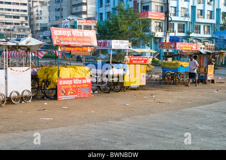 Stalls by the roadside in Bhopal, India Stock Photo