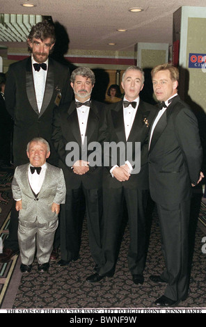 STARS OF THE FILM 'STAR WARS' L TO R FRONT: KENNY BAKER, PETER MAYHEW, GEORGE LUCAS, ANTHONY DANIELS, MARK HAMILL Stock Photo