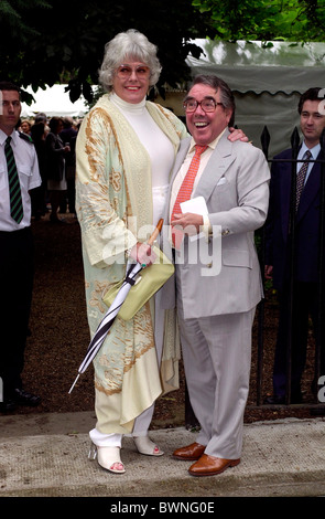COMEDIAN RONNIE CORBETT WITH HIS WIFE, ANNE HART AT CELEBRITY SUMMER PARTY IN CHELSEA, LONDON. Stock Photo