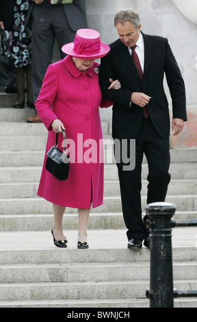 Prime Minister Tony Blair helps Baroness Margaret Thatcher at the Falklands Veterans Parade, London Stock Photo