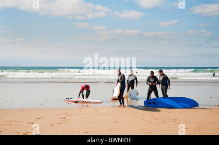 Surfers in Newquay, Fistral Beach, Cornwall, UK Stock Photo