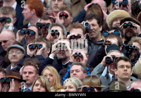 crowds-of-spectactors-with-binoculars-watching-the-national-hunt-festival-bwnywn.jpg