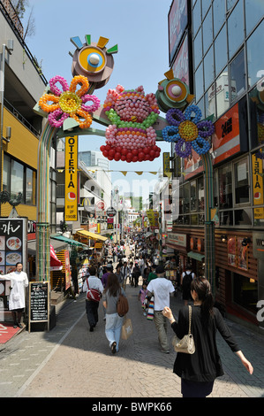 Entrance to crowded shopping mile 'Takeshita Dori', Harajuku, Tokyo, Japan Stock Photo