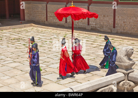 Ceremonial guards at Gyeongbokgung Palace Seoul South Korea. JMH3871 Stock Photo