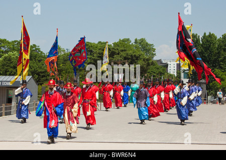 Ceremonial guards at Gyeongbokgung Palace Seoul South Korea. JMH3880 Stock Photo