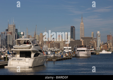 Lincoln Harbor Yacht Club in Weehawken, New Jersey with the midtown Manhattan skyline across the Hudson River in New York City. Stock Photo
