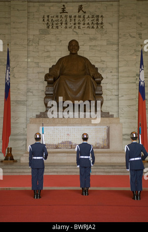 Changing of the guard at Chiang Kai-shek Memorial Hall erected in ...