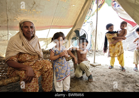 Mother with her children in a refugee camp after the flood disaster, Charsadda, Pakistan Stock Photo