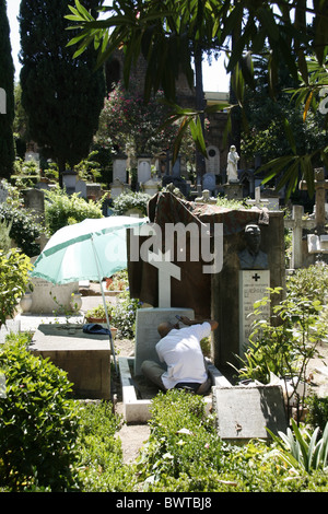 stonemason working on gravestone in protestant cemetery near piramide, rome Stock Photo