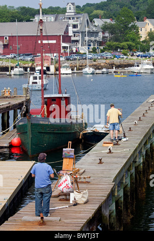 Artist paints tugboat at dock in Rocky Neck artists colony, Gloucester, Massachusetts, USA Stock Photo