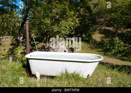 https://l450v.alamy.com/450v/bwtnfm/bathtub-placed-in-countryside-and-used-as-spring-water-trough-exilles-bwtnfm.jpg