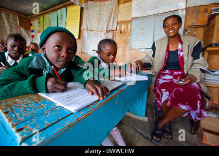 Teacher and schoolchildren from Mathare slums at Maji Mazuri Centre and School, Nairobi, Kenya Stock Photo