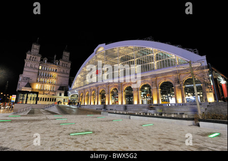 The newly developed plateau in front of the Grade II listed building of Lime Street Railway Station - the Gateway to Liverpool. Stock Photo