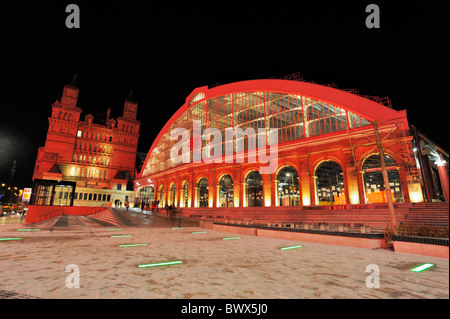 The newly developed plateau in front of the Grade II listed building of Lime Street Railway Station - the Gateway to Liverpool. Stock Photo