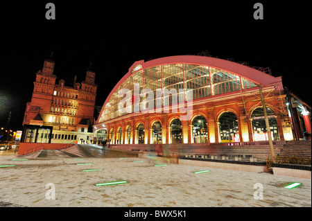 The newly developed plateau in front of the Grade II listed building of Lime Street Railway Station - the Gateway to Liverpool. Stock Photo