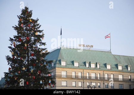 Berlin Weihnachten Pariser Platz Hotel Adlon Christmas Tree Stock Photo
