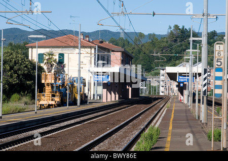 italian train station rural branch line italy trainstation platform vezzano ligure platforms low overhead powerlines ticket offi Stock Photo