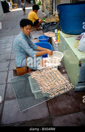 cleaning shrimps market cheung chow hong kong Stock Photo