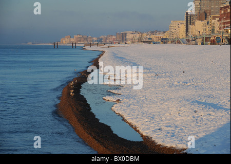 Snow covered beach and seafront at sunrise in Brighton UK December 2010 Stock Photo
