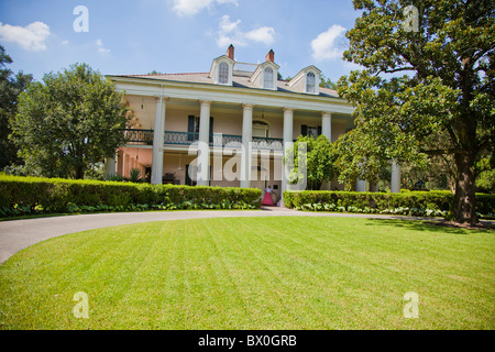 Between New Orleans and Baton Rouge, and on the Mississippi River, lies Oak Alley Plantation, now a historical tour destination. Stock Photo