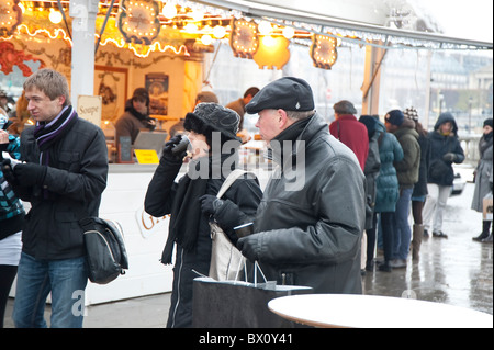Couple drinking mulled wine on the streets of Paris, Christmas 2010 Stock Photo
