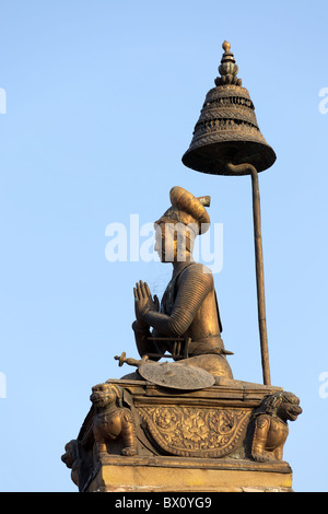 King Bhupatindra Malla bronze statue at Bhaktapur Durbar Square, Nepal Stock Photo