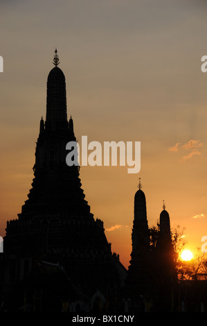 Silhouette of Wat Arun in Bangkok Stock Photo