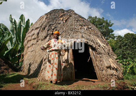 Dorze Woman Spinning Cotton Outside Her Hut In Chencha, Omo Valley, Ethiopia Stock Photo