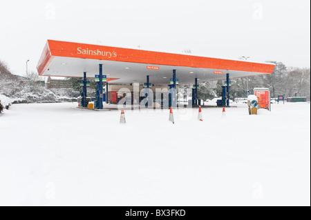 Snowed under, Sainsburys garage under deep snow 12' to 18' in cold snap Stock Photo