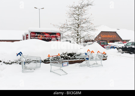 Snowed under, Sainsburys under deep snow 12' to 18' in cold snap Stock Photo